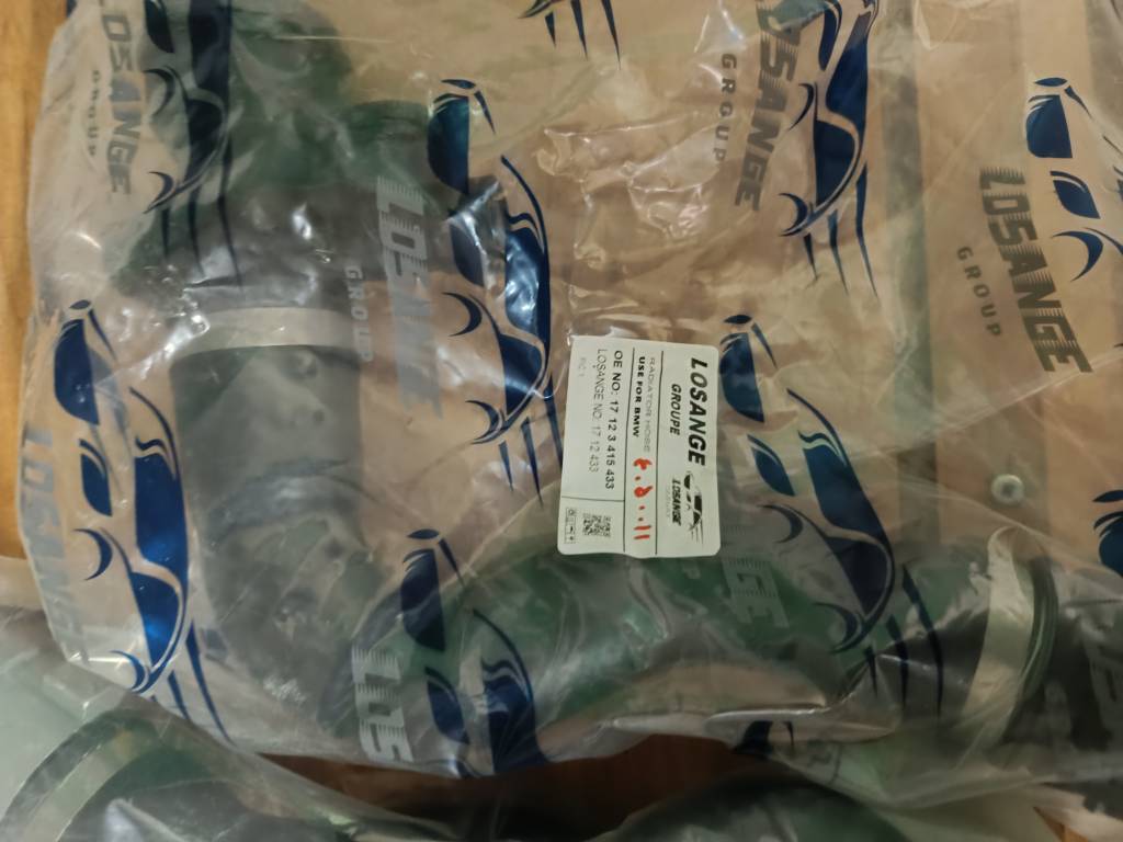 بسته‌بندی شیلنگ رادیاتور BMW E83 کد 17123415433 برند Losange